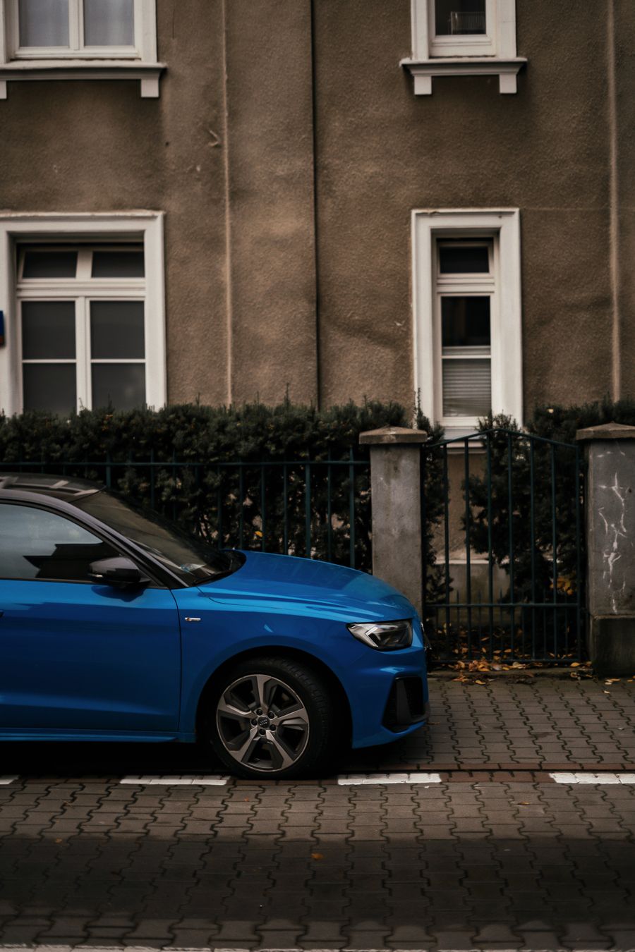 Mavi ekonomi hatchback araç