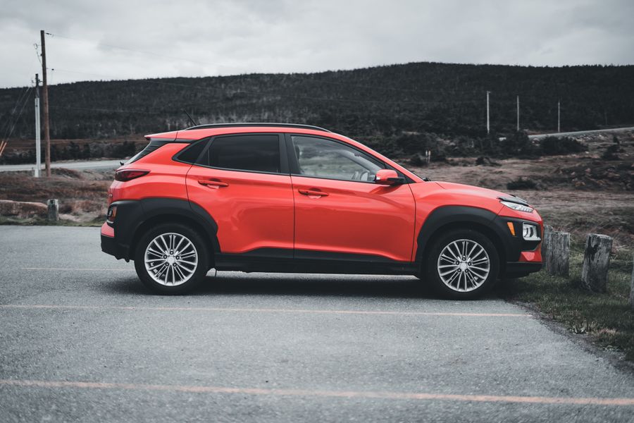 Kırmızı SUV araç